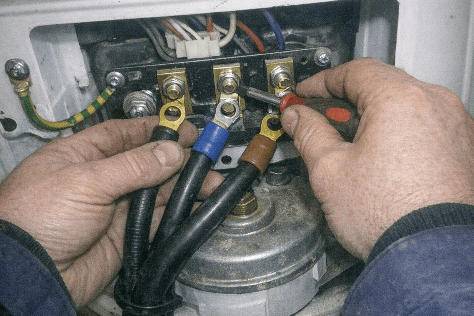 Elektriker misst Spannungswerte an einem geöffneten Anschlusskasten im Bad